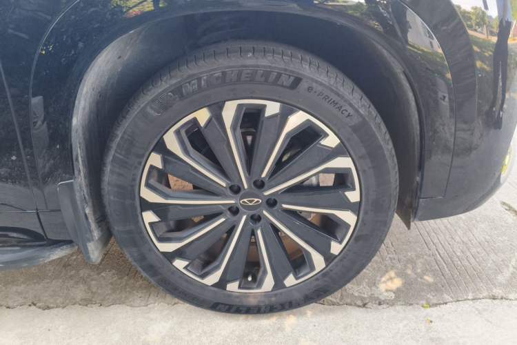 Used Chery Tiggo 9 2023 2.0T Dual-Clutch Two-Wheel Drive Prestige Version 5 Seats Right Front Wheel Hub