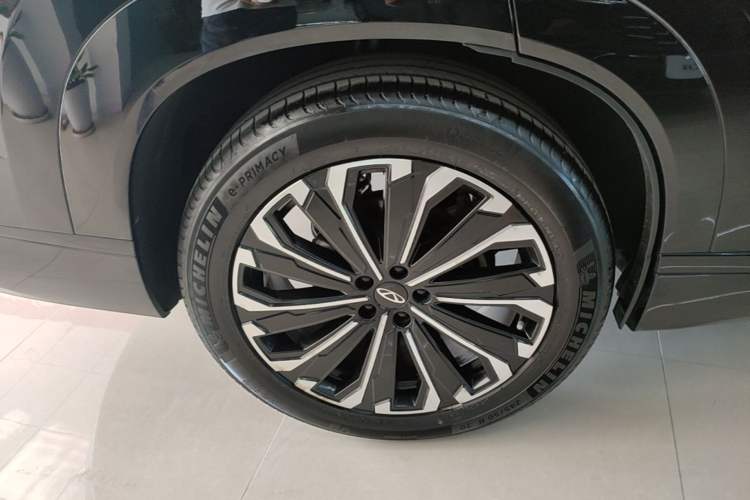 Used Chery Tiggo 9 2023 2.0T Dual-Clutch Two-Wheel Drive Prestige Version 5 Seats Right Rear Wheel Hub