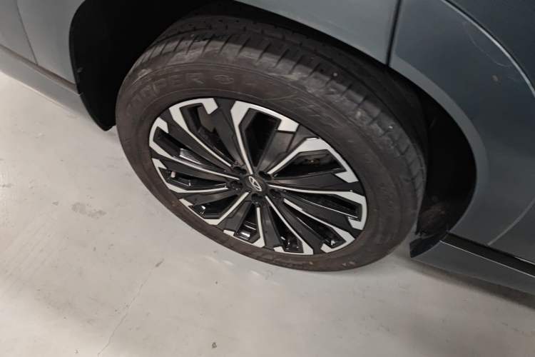 Used Chery Tiggo 9 2023 2.0T Dual-Clutch Two-Wheel Drive Luxury Edition 7 Seats Right Rear Wheel Hub