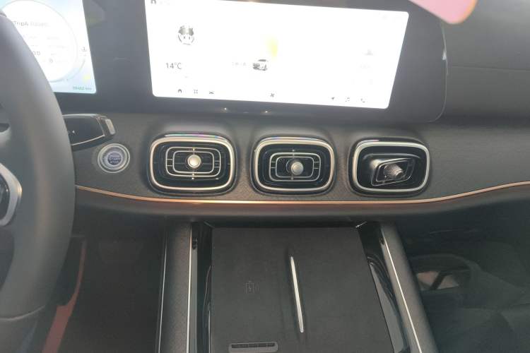 Used Chery Tiggo 9 2023 2.0T Dual-Clutch Two-Wheel Drive Luxury Edition 7 Seats Audio And AC Panel