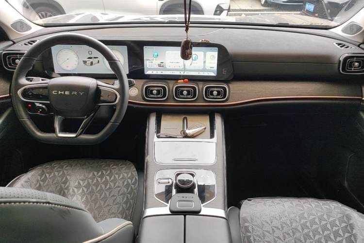 Used Chery Tiggo 9 2023 2.0T Dual-Clutch Two-Wheel Drive Luxury Edition 5 Seats Center Console