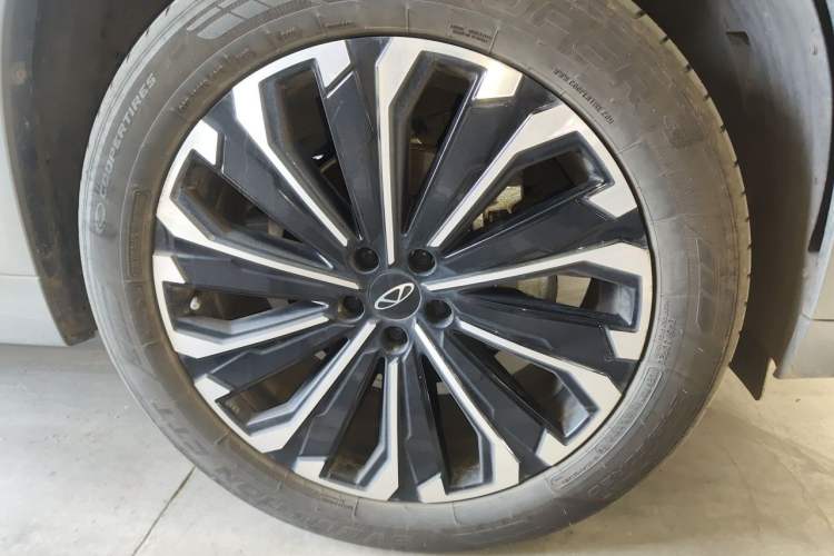 Used Chery Tiggo 9 2023 2.0T Dual-Clutch Two-Wheel Drive Luxury Edition 5 Seats Right Front Wheel Hub