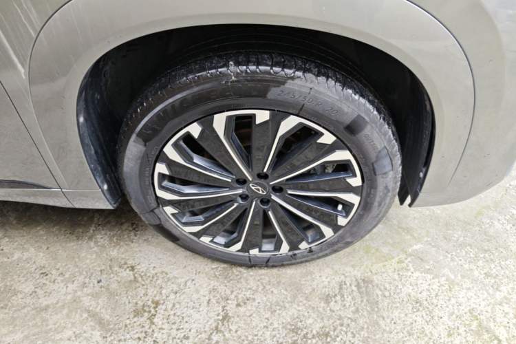 Used Chery Tiggo 9 2023 2.0T Automatic All-Wheel Drive Flagship Version 5 Seats Right Front Wheel Hub