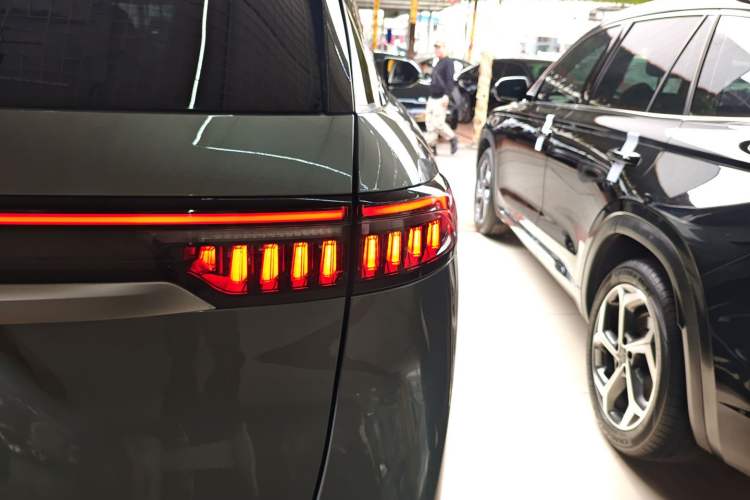 Used Chery Tiggo 9 2023 2.0T Dual-Clutch Two-Wheel Drive Luxury Edition 5 Seats Right Rear Taillight