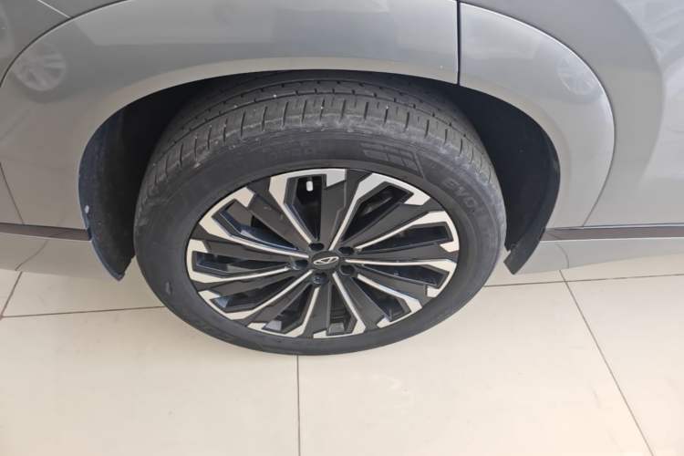 Used Chery Tiggo 9 2023 2.0T Dual-Clutch Two-Wheel Drive Luxury Edition 5 Seats Right Rear Wheel Hub