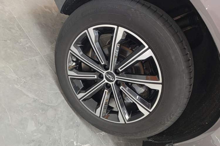 Used Chery Tiggo 9 2023 2.0T Dual-Clutch Two-Wheel Drive Leading Edition 5 Seats Right Rear Wheel Hub