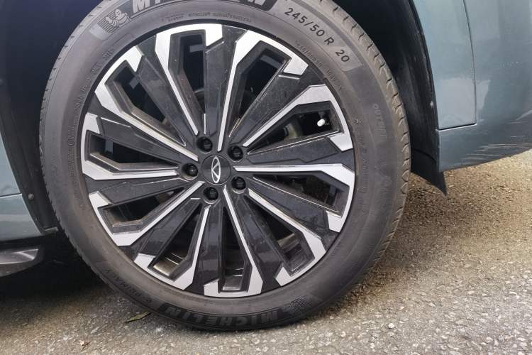 Used Chery Tiggo 9 2023 2.0T Dual-Clutch Two-Wheel Drive Luxury Edition 5 Seats Right Front Wheel Hub