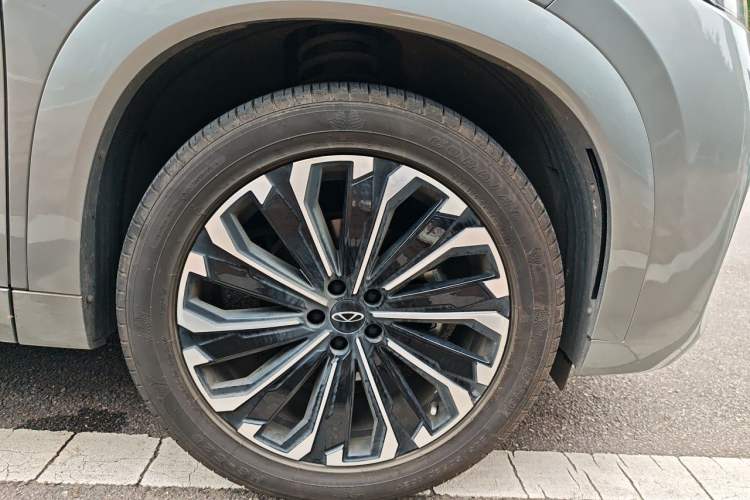 Used Chery Tiggo 9 2023 2.0T Dual-Clutch Two-Wheel Drive Luxury Edition 5 Seats Right Front Wheel Hub