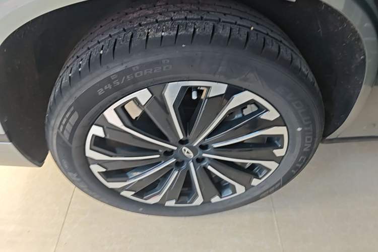Used Chery Tiggo 9 2023 2.0T Dual-Clutch Two-Wheel Drive Luxury Edition 5 Seats Right Rear Wheel Hub