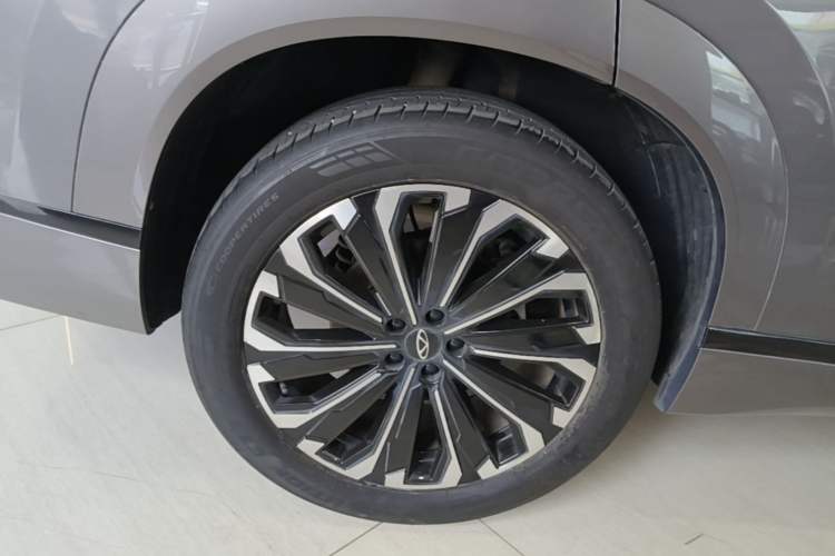 Used Chery Tiggo 9 2023 2.0T Dual-Clutch Two-Wheel Drive Luxury Edition 5 Seats Right Rear Wheel Hub