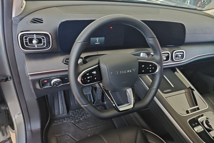 Used Chery Tiggo 9 2023 2.0T Dual-Clutch Two-Wheel Drive Luxury Edition 5 Seats Steering Wheel