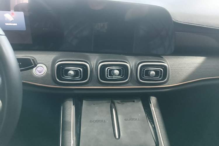 Used Chery Tiggo 9 2023 2.0T Dual-Clutch Two-Wheel Drive Luxury Edition 5 Seats Audio And AC Panel