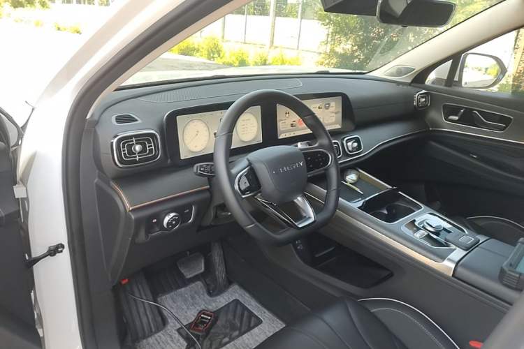 Used Chery Tiggo 9 2023 2.0T Dual-Clutch Two-Wheel Drive Luxury Edition 7 Seats Center Console