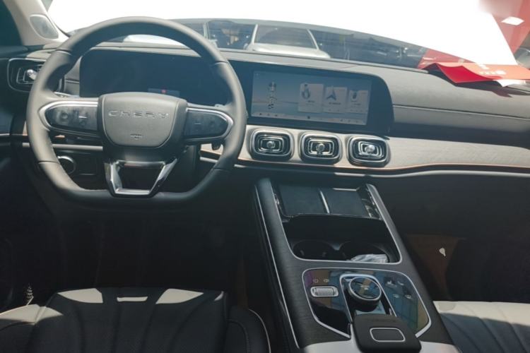 Used Chery Tiggo 9 2023 2.0T Dual-Clutch Two-Wheel Drive Luxury Edition 5 Seats Center Console