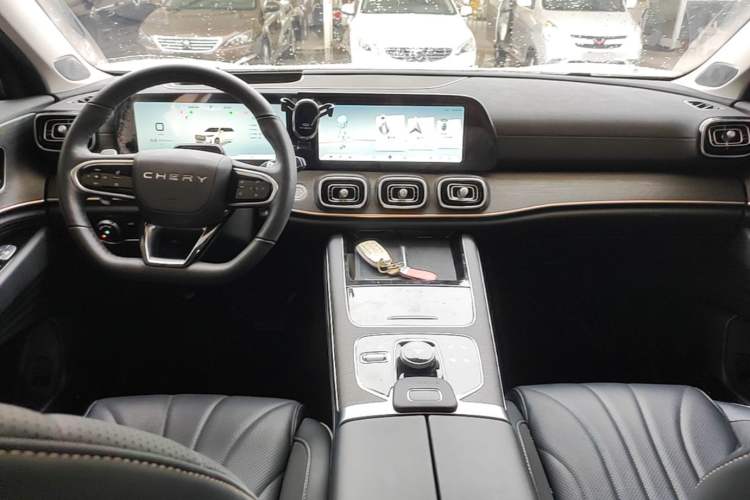 Used Chery Tiggo 9 2023 2.0T Dual-Clutch Two-Wheel Drive Prestige Version 5 Seats Center Console
