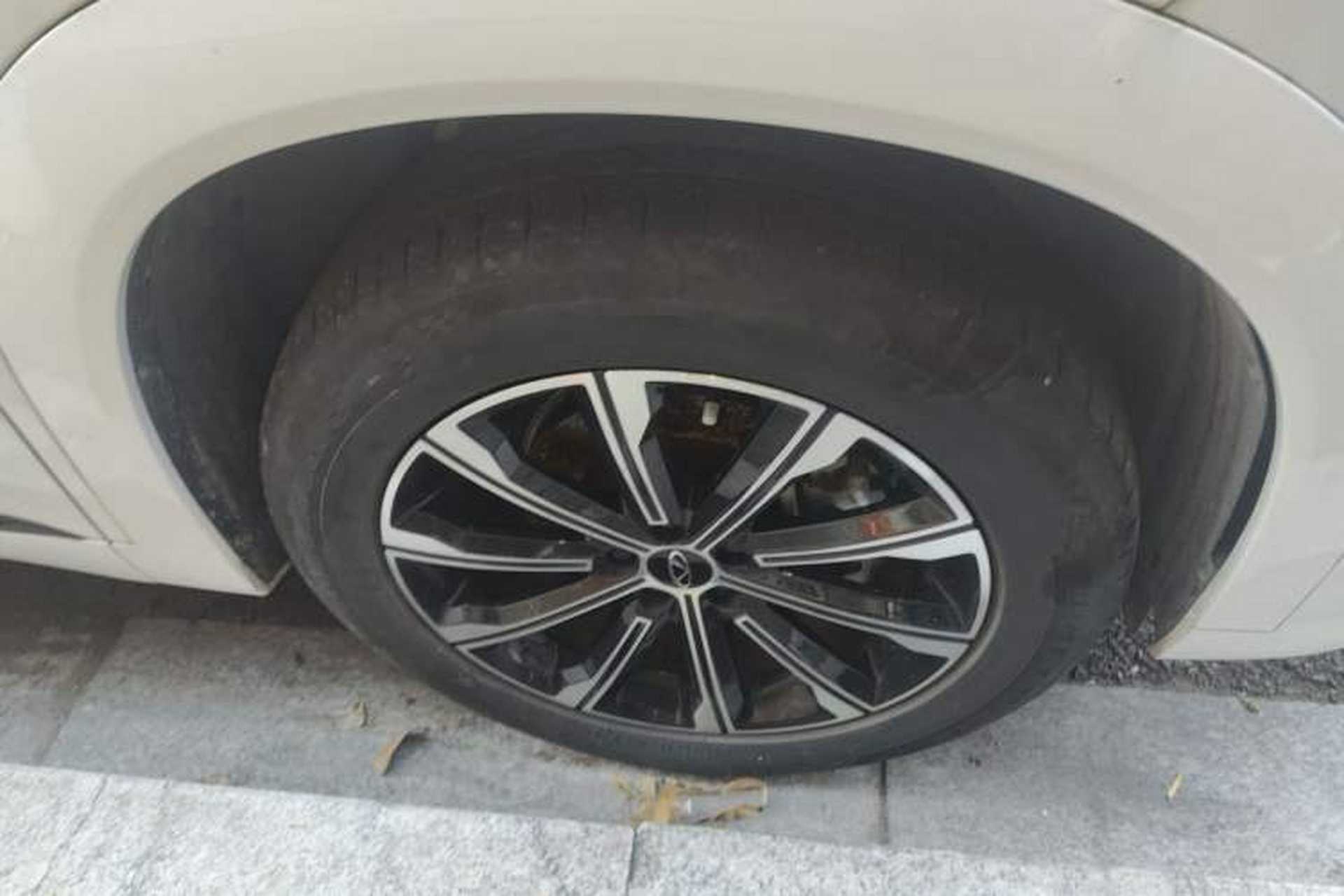 Used Chery Tiggo 9 2023 2.0T Dual-Clutch Two-Wheel Drive Leading Edition 5 Seats Right Front Wheel Hub