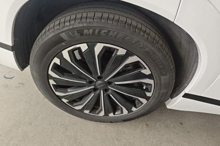 Used Chery Tiggo 9 2023 2.0T Dual-Clutch Two-Wheel Drive Prestige Version 5 Seats Right Rear Wheel Hub