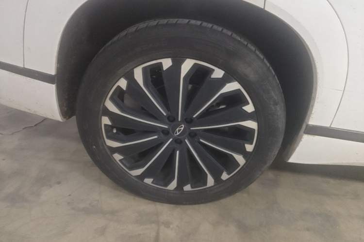 Used Chery Tiggo 9 2023 2.0T Dual-Clutch Two-Wheel Drive Luxury Edition 5 Seats Right Rear Wheel Hub