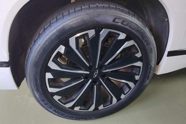 Used Chery Tiggo 9 2023 2.0T Dual-Clutch Two-Wheel Drive Luxury Edition 5 Seats Right Rear Wheel Hub