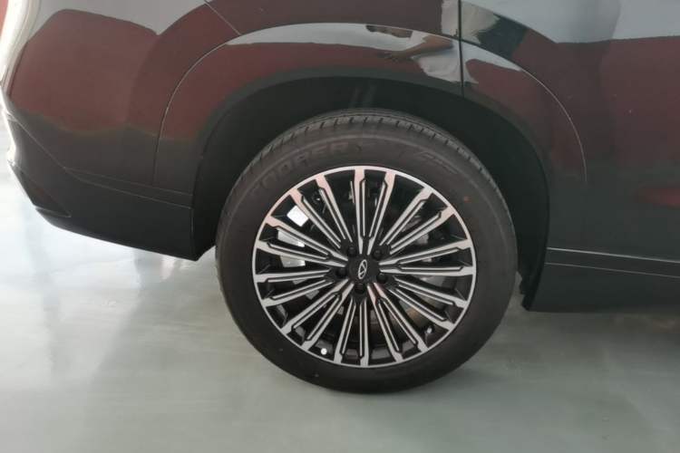Used Chery Tiggo 9 2025 2.0T Dual-Clutch Two-Wheel Drive Comfort Edition 5 Seats Right Rear Wheel Hub