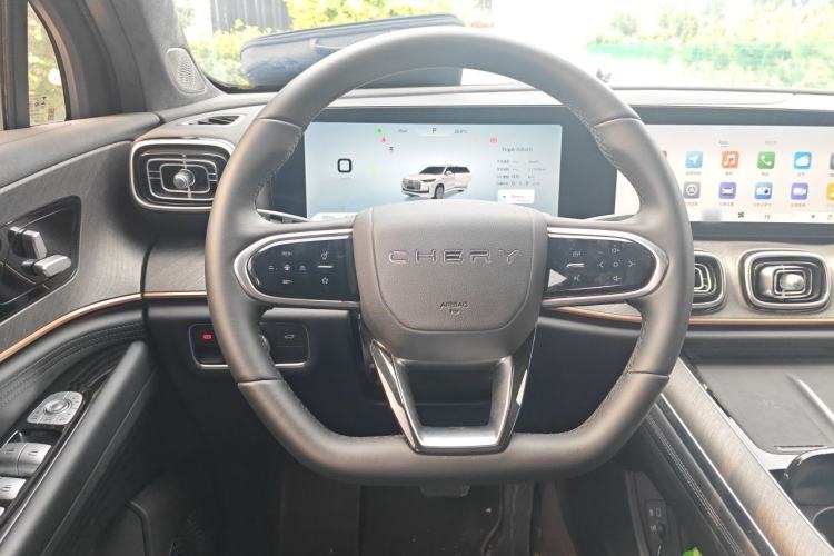 Used Chery Tiggo 9 2025 2.0T Dual-Clutch Two-Wheel Drive Luxury Edition 5 Seats Steering Wheel