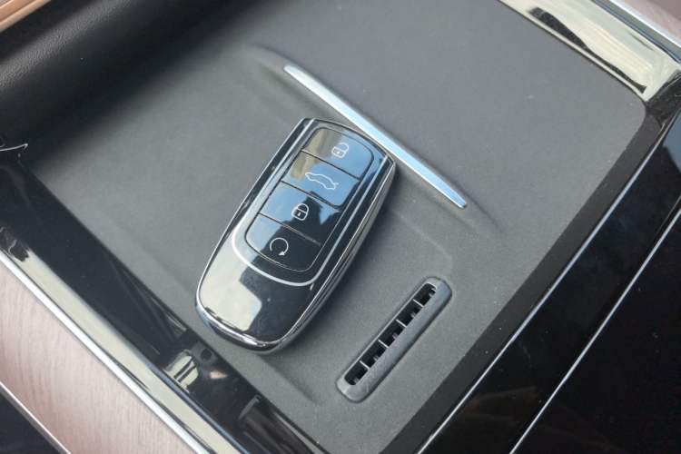 Used Chery Tiggo 9 2025 2.0T Automatic All-Wheel Drive Luxury Edition 5 Seats Vehicle Key