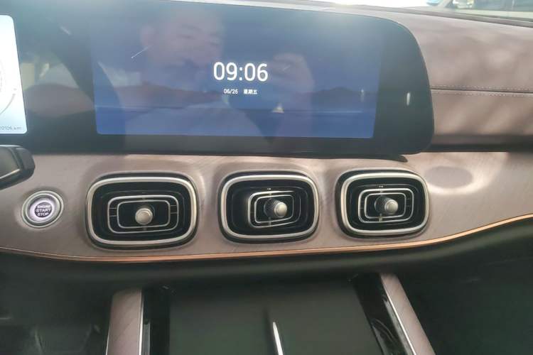Used Chery Tiggo 9 2025 2.0T Automatic Two-Wheel Drive Luxury Edition 5 Seats Audio And AC Panel