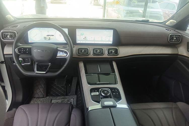 Used Chery Tiggo 9 2025 2.0T Automatic Two-Wheel Drive Luxury Edition 5 Seats Center Console