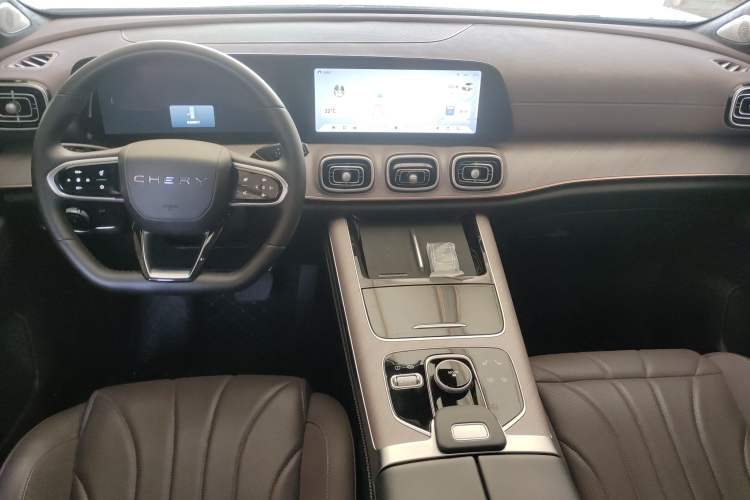 Used Chery Tiggo 9 2025 2.0T Automatic Two-Wheel Drive Luxury Edition 5 Seats Center Console