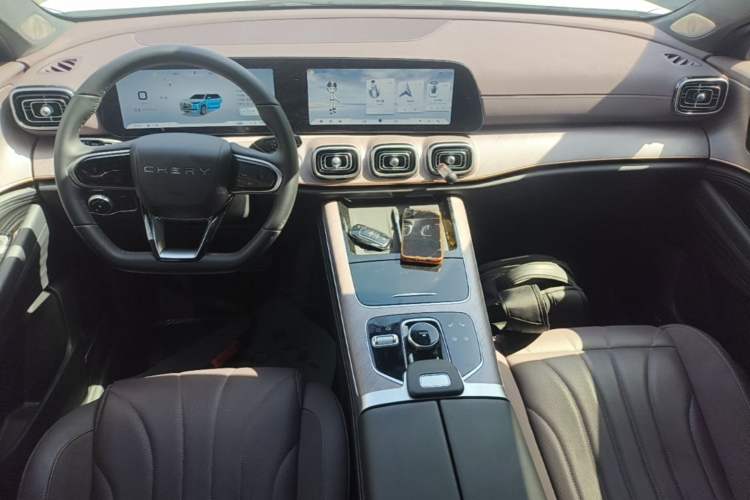 Used Chery Tiggo 9 2025 2.0T Automatic Two-Wheel Drive Luxury Edition 5 Seats Center Console
