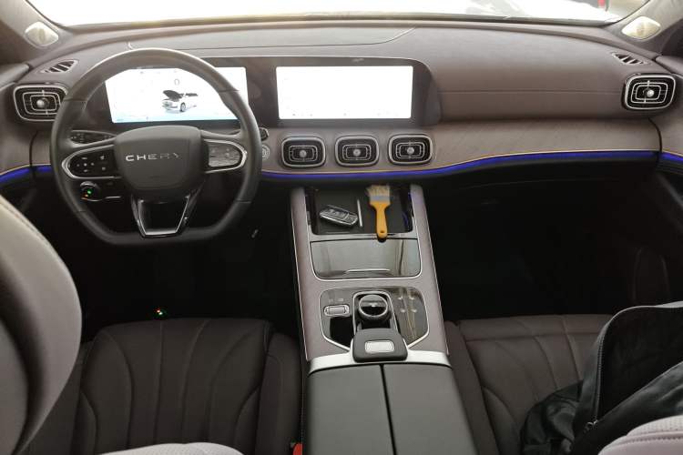 Used Chery Tiggo 9 2025 2.0T Automatic Two-Wheel Drive Luxury Edition 5 Seats Center Console