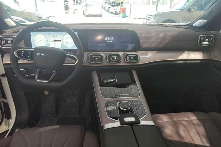 Used Chery Tiggo 9 2025 2.0T Automatic Two-Wheel Drive Luxury Edition 5 Seats Center Console