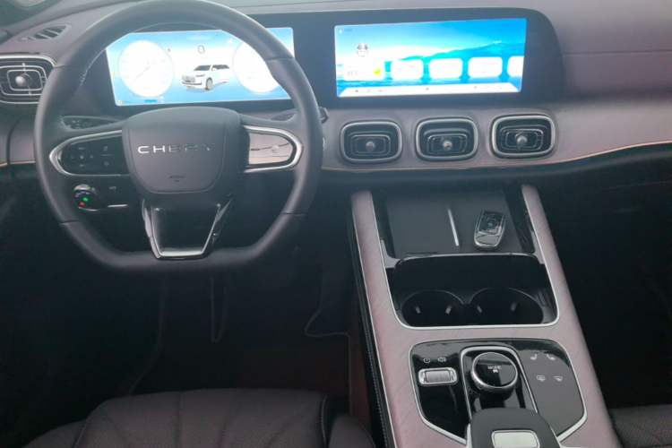 Used Chery Tiggo 9 2025 2.0T Automatic Two-Wheel Drive Luxury Edition 5 Seats Center Console