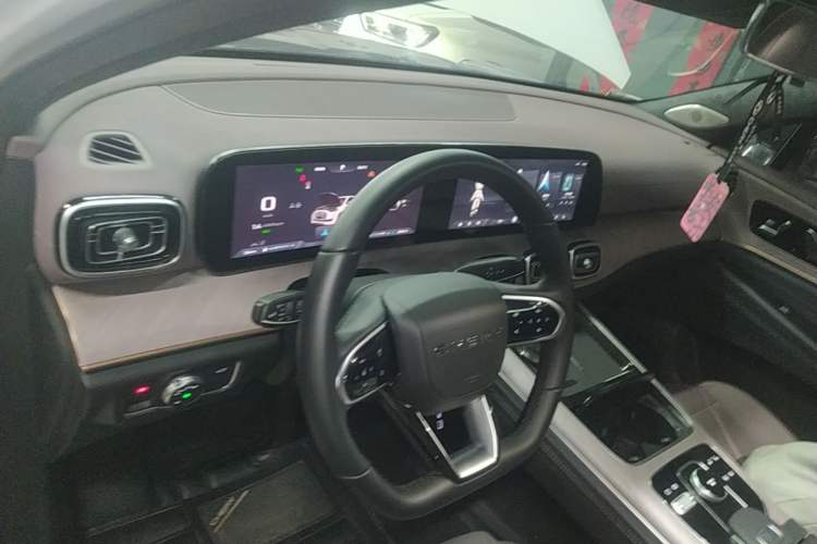 Used Chery Tiggo 9 2025 2.0T Automatic Two-Wheel Drive Luxury Edition 5 Seats Center Console