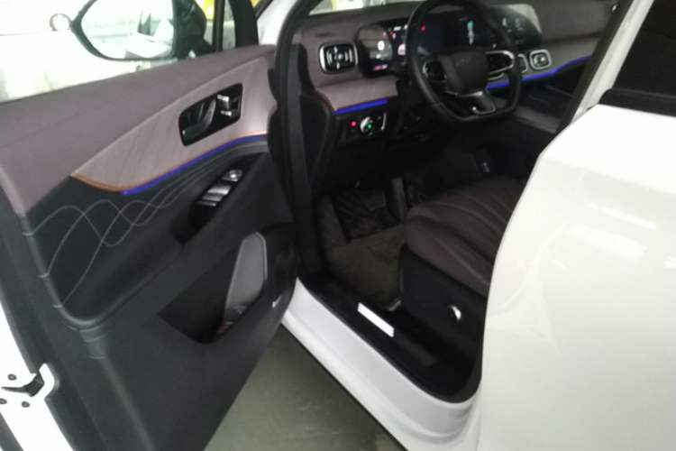 Used Chery Tiggo 9 2025 2.0T Automatic Two-Wheel Drive Luxury Edition 5 Seats Driver Seat