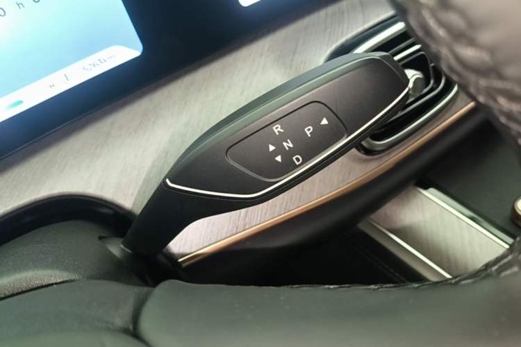 Used Chery Tiggo 9 2025 2.0T Automatic Two-Wheel Drive Luxury Edition 5 Seats Gear Lever