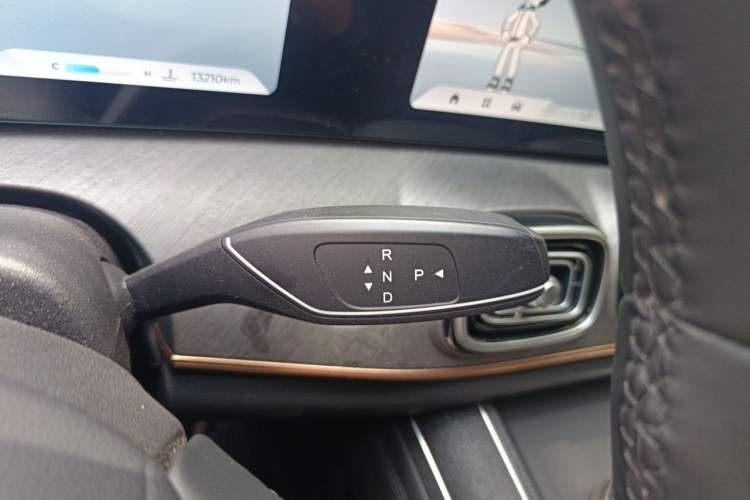 Used Chery Tiggo 9 2025 2.0T Dual-Clutch Two-Wheel Drive Comfort Edition 5 Seats Gear Lever