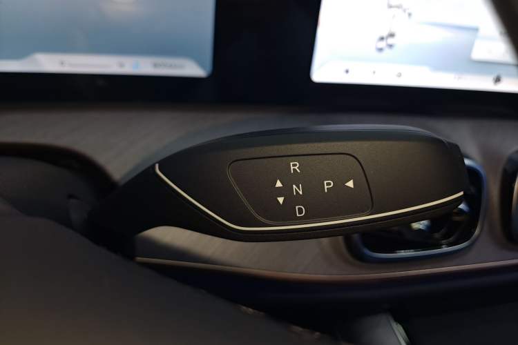 Used Chery Tiggo 9 2025 2.0T Automatic Two-Wheel Drive Luxury Edition 5 Seats Gear Lever