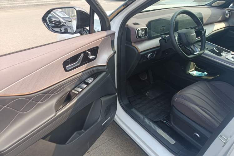 Used Chery Tiggo 9 2025 2.0T Automatic Two-Wheel Drive Luxury Edition 5 Seats Interior 3