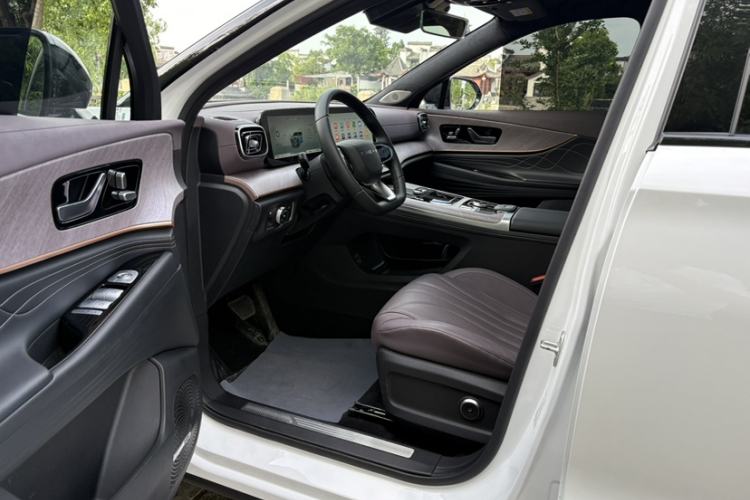Used Chery Tiggo 9 2025 2.0T Automatic Two-Wheel Drive Luxury Edition 5 Seats Interior 4