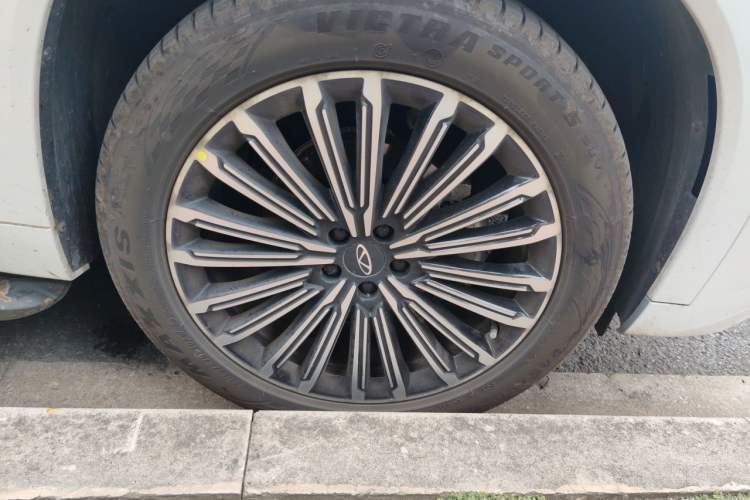 Used Chery Tiggo 9 2025 2.0T Dual-Clutch Two-Wheel Drive Luxury Edition 5 Seats Right Front Wheel Hub
