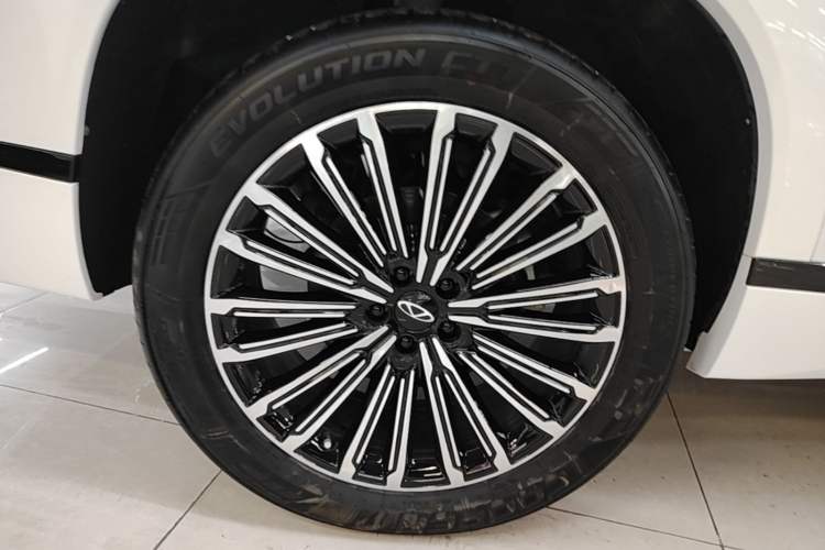 Used Chery Tiggo 9 2025 2.0T Automatic Two-Wheel Drive Luxury Edition 5 Seats Right Rear Wheel Hub