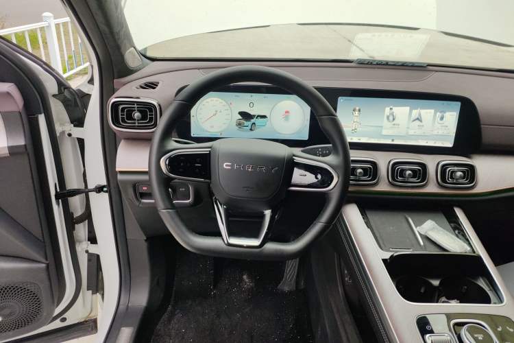 Used Chery Tiggo 9 2025 2.0T Automatic Two-Wheel Drive Luxury Edition 5 Seats Steering Wheel