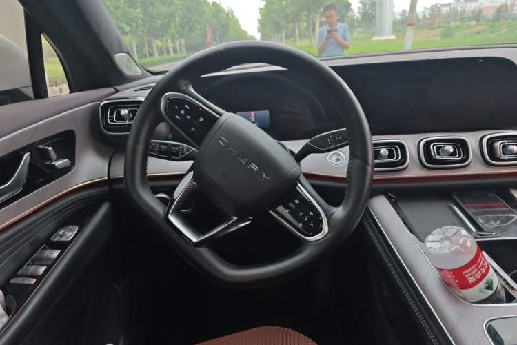 Used Chery Tiggo 9 2025 2.0T Dual-Clutch Two-Wheel Drive Luxury Edition 5 Seats Steering Wheel