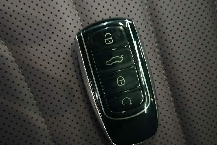 Used Chery Tiggo 9 2025 2.0T Automatic Two-Wheel Drive Luxury Edition 5 Seats Vehicle Key
