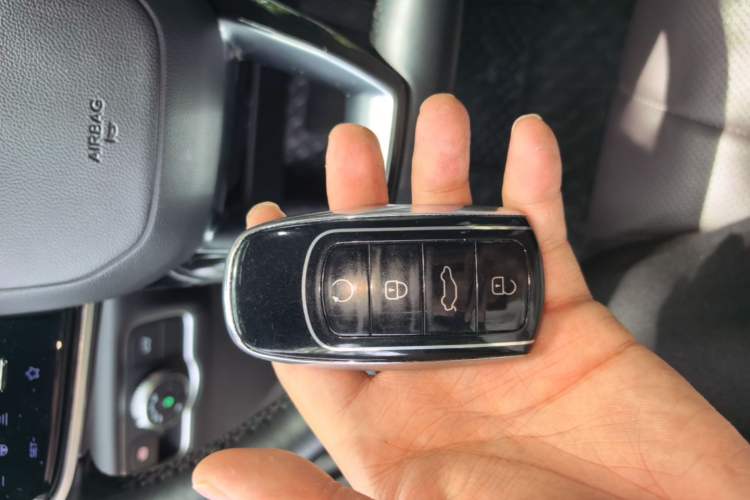 Used Chery Tiggo 9 2025 2.0T Automatic Two-Wheel Drive Luxury Edition 5 Seats Vehicle Key