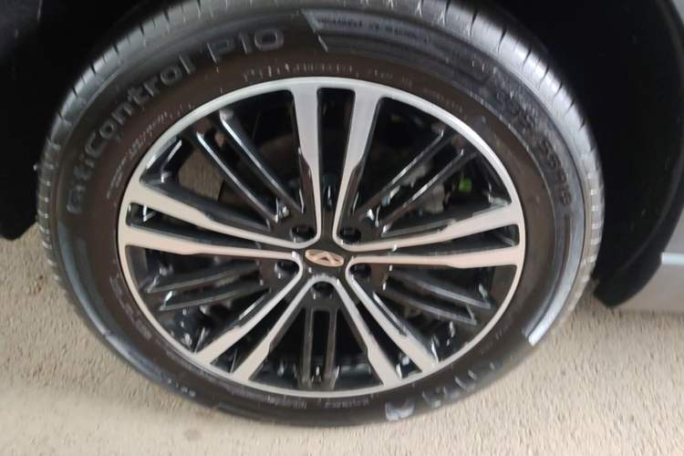 Used Chery Tiggo 9 2026 Model 9X 2.0T Automatic Two-Wheel Drive Luxury Edition Right Rear Wheel Hub