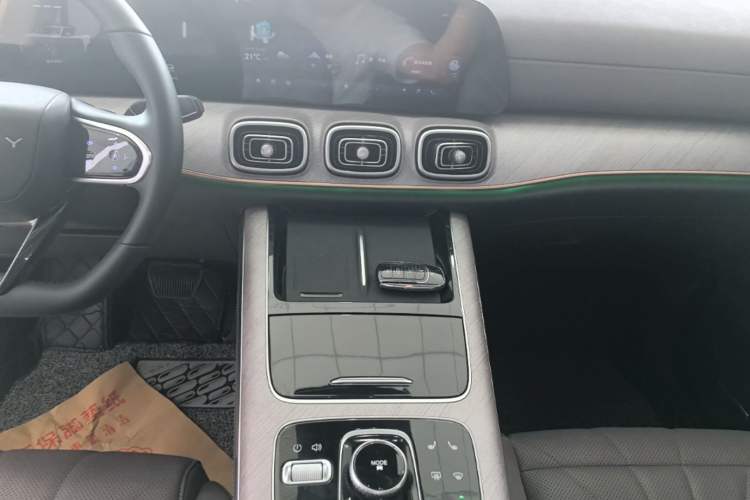 Used Chery Tiggo 9 C-DM 2025 1.5T 106KM Ultra-Comfort Edition 5 Seats Lithium-NMC Audio And AC Panel