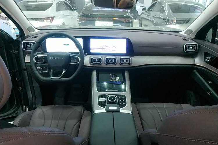 Used Chery Tiggo 9 C-DM 2025 1.5T 106KM Ultra-Enjoyment Version 5 Seats Lithium Iron Phosphate Center Console
