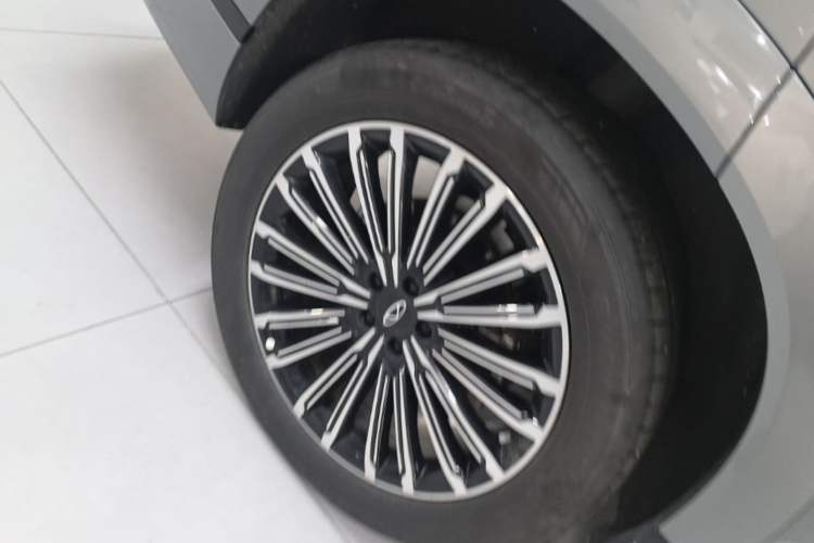 Used Chery Tiggo 9 C-DM 2025 1.5T 106KM Ultra-Comfort Edition 5 Seats Lithium-NMC Right Rear Wheel Hub